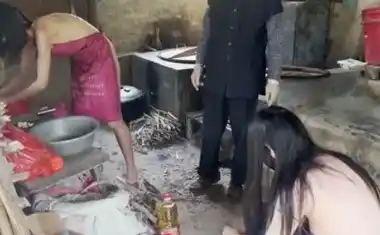 热门黑料-无视路人,全裸下乡闲逛,露点给独居老人做饭1